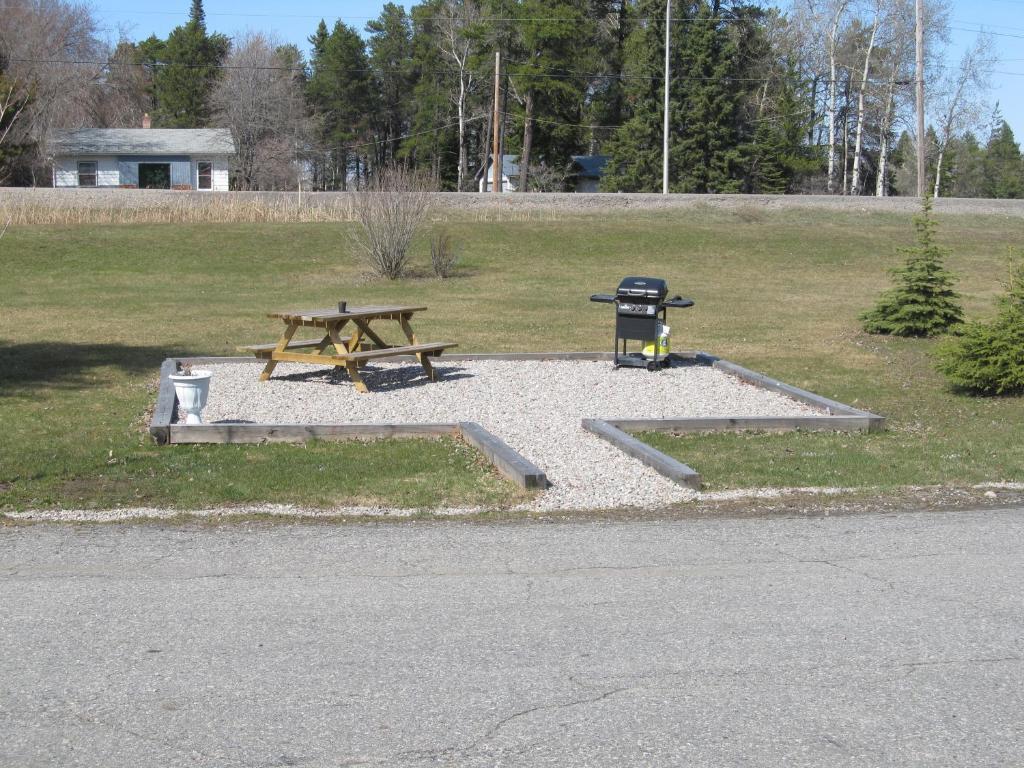Hide Away Inn Dryden Exterior foto